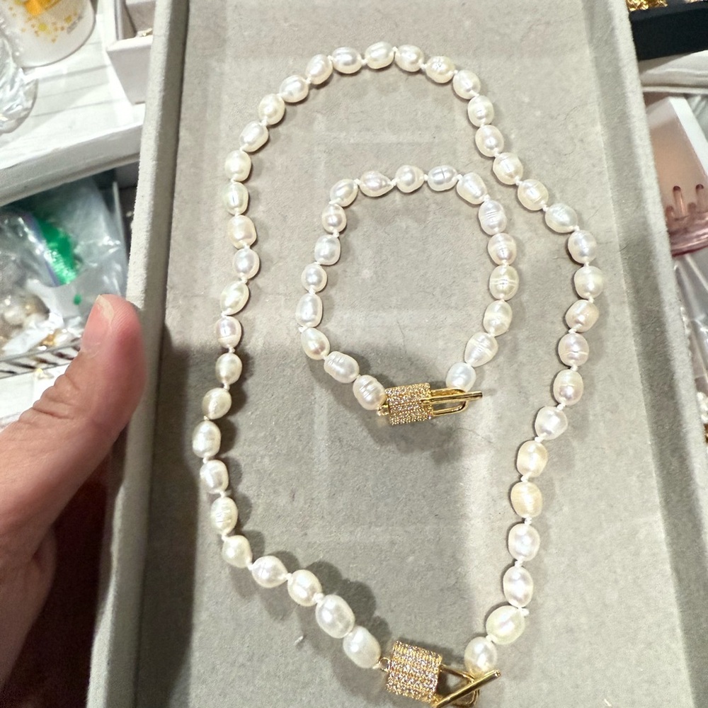 Elegant Pearl Necklace and Bracelet Set